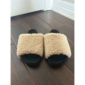 Roam Fuzzy Slide Shoe in Nude Faux Shearling - Size 7‎